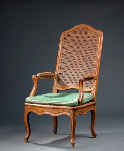 Haut fauteuil à dossier plat en hêtre mouluré...