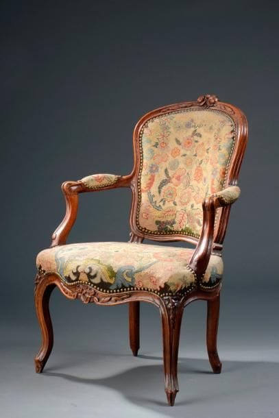 Fauteuil cabriolet en noyer mouluré, travail...