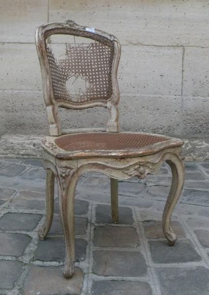 Paire de chaises en bois sculpté et laqué...