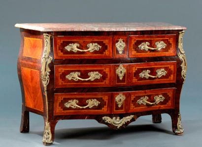 Commode tombeau en placage d'amarante avec...