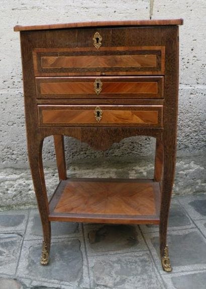 Petite table travailleuse, d'époque Louis...