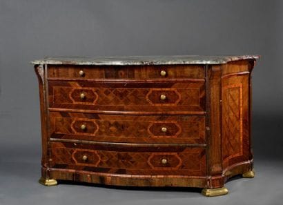 Large commode en marqueterie ouvrant à quatre...