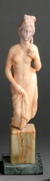 Statuette représentant la déesse Vénus pudique...