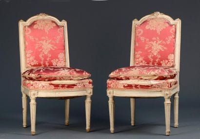 Paire de chaises en hêtre mouluré et sculpté...