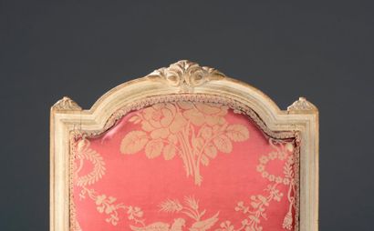 Paire de chaises en hêtre mouluré et sculpté...
