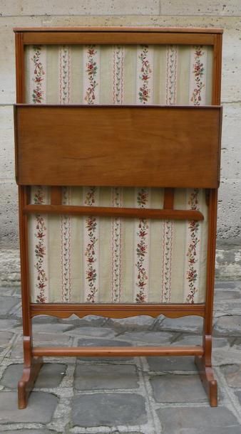 Écran en bois naturel, d'époque Louis XVI....