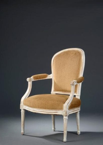 Fauteuil à dossier en fer à cheval en bois...