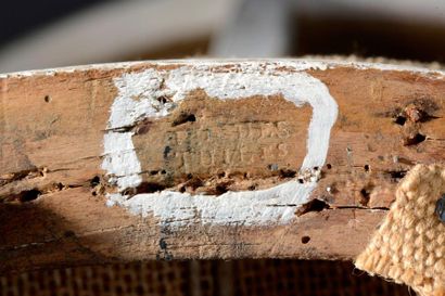 Fauteuil à dossier en fer à cheval en bois...