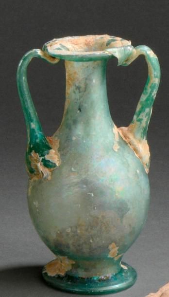 Amphorisque à deux anses en ruban et à pied...