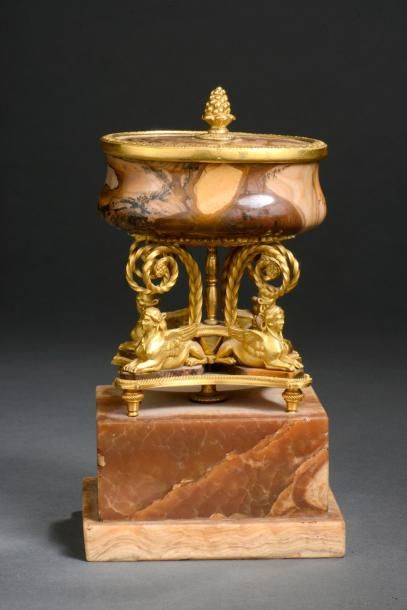 Coupe couverte en agate et bronze ciselé...