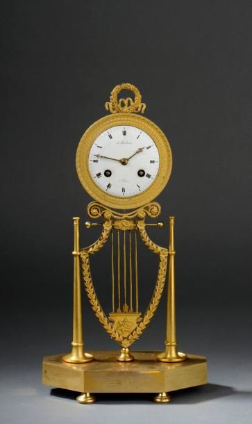 Pendule lyre en bronze ciselé et doré d'époque...