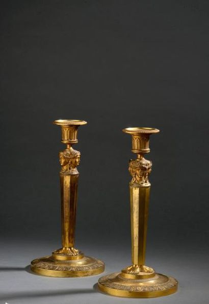 Paire de bougeoirs en bronze ciselé et doré,...
