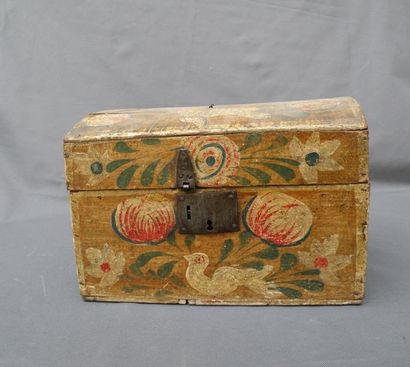 Coffret normand en bois laqué, à décor d'oiseau...
