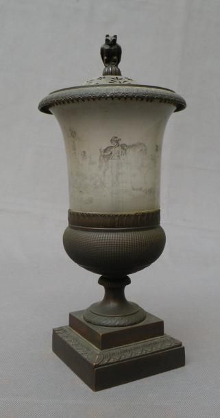 Veilleuse en verre opalin à décor d'une scène...