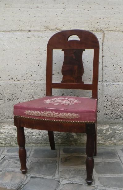 Attribuée à Jeanselme. Suite de trois chaises...