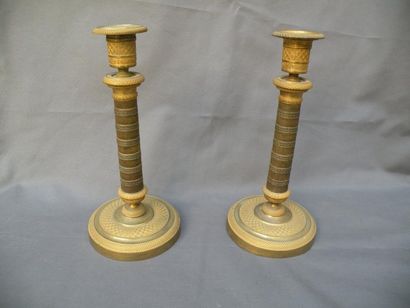 Paire de bougeoirs en forme de colonne baguée....