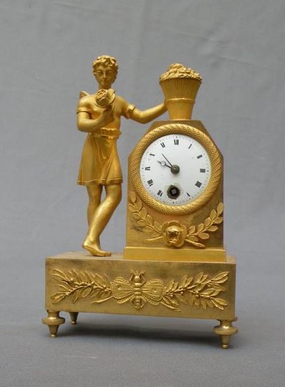 Petite pendule en bronze ciselé et doré du...