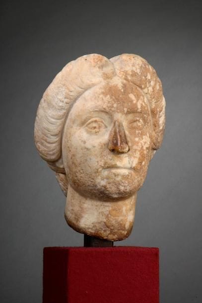 Tête représentant le portrait d'une femme....