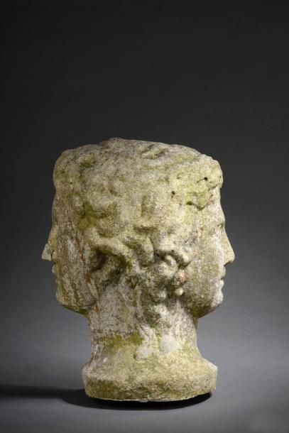 Tête de Janus en marbre blanc sculpté. (accidents)....