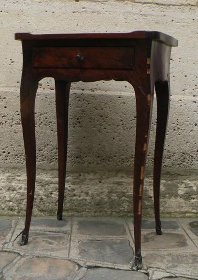 Table à écrire de style Louis XV. En placage...