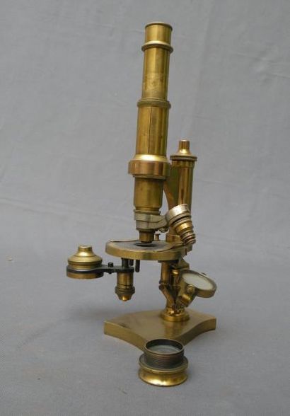 Microscope en laiton reposant sur une base...