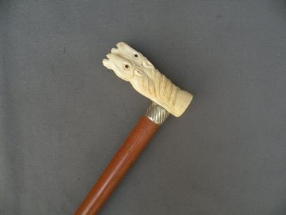 Canne poignée équerre en os sculpté de quatre...