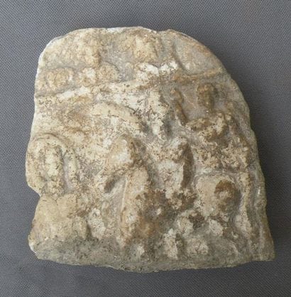 Stèle en relief ornée d'une scène de couronnement...
