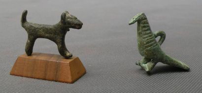Ensemble comprenant deux statuettes représentant...
