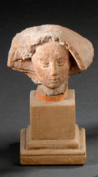 Petite tête de femme en terre cuite. Petit...