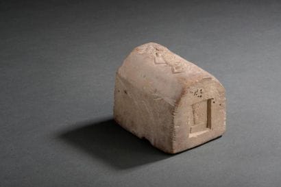 Couvercle de sarcophage miniature dont la...