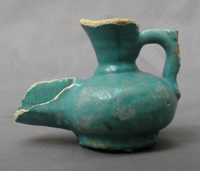 Vase à bec muni d'une petite anse. Terre...