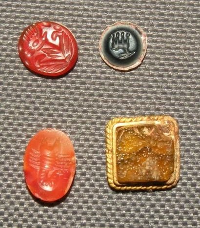 Lot composé de trois intailles et d'un cabochon...