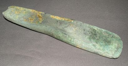 Hache à rebords. Bronze. Oxydation verte...