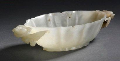 Coupelle en jade sculpté, de forme ovale...