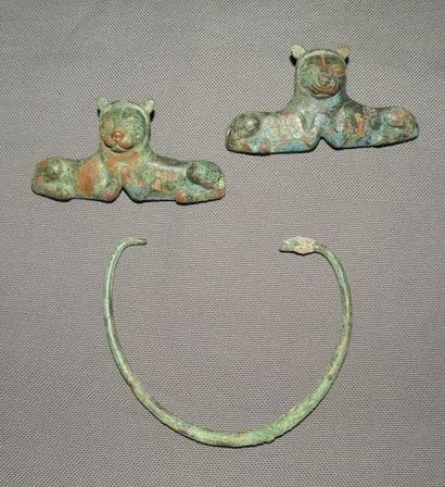 Paire d'appliques de vase représentant des...