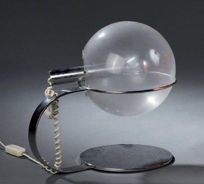 Lampe de table en acier chromé et verre transparent....