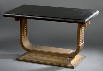 TRAVAIL FRANÇAIS, 1930
Table basse en métal,...