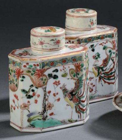 Deux boîtes à thé couvertes en porcelaine...