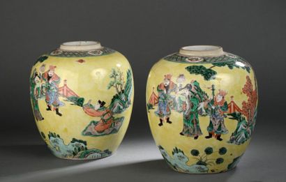 Paire de pots à gingembre en porcelaine famille...