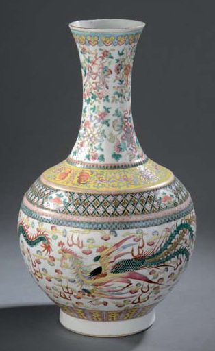 Vase en porcelaine polychrome Chine De forme...