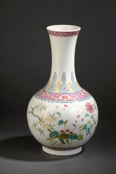 Vase en porcelaine famille rose Chine, début...