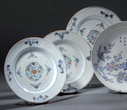 Trois assiettes en porcelaine doucai Chine,...