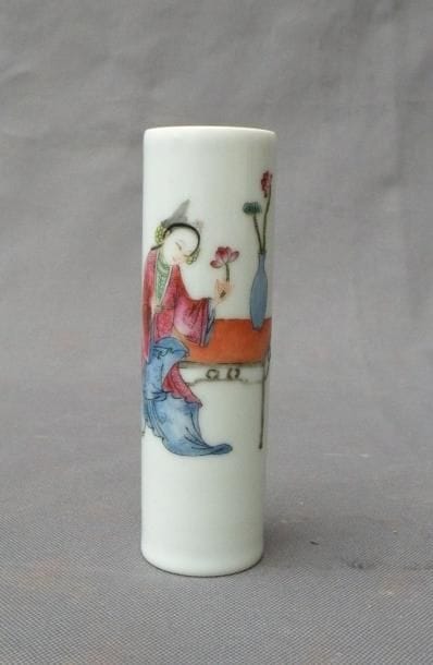 Petit vase en porcelaine Chine De forme cylindrique,...