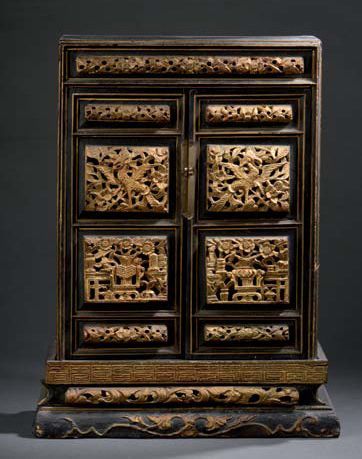 Petite armoire en bois laqué noir et or Chine,...