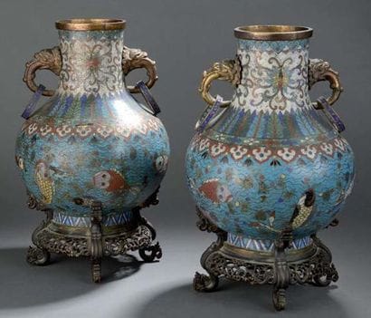 Paire de vases en bronze et émaux cloisonnés...
