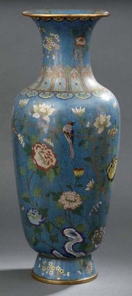 Grand vase en bronze et émaux cloisonnés...
