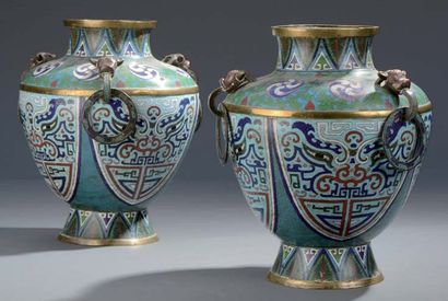 Paire de vases en cuivre et émaux cloisonnés...