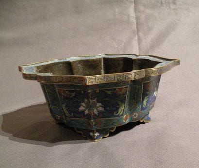 Jardinière en bronze et émaux cloisonnés...