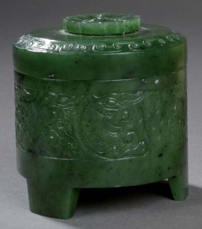 Petit pot couvert tripode en jade vert épinard...