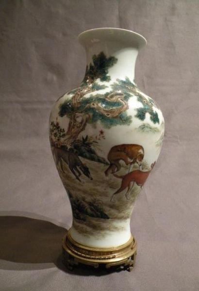 Vase en porcelaine polychrome, monté bronze...